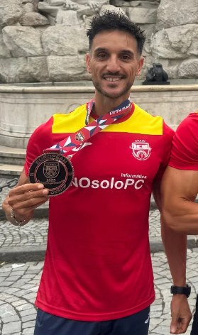 Alberto Díaz con su medalla, con la camiseta de la selección española